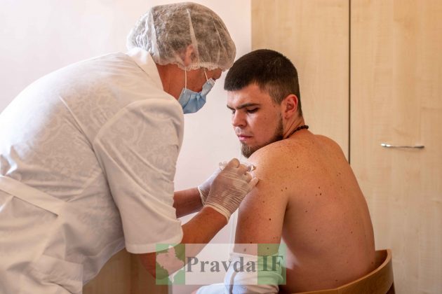У Франківську масово вакцинують проти COVID-19 працівників сфери громадського харчування ФОТО