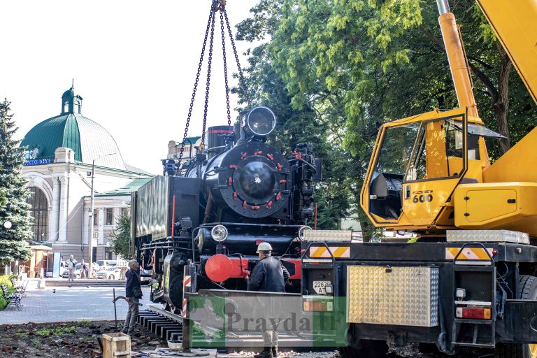 У Привокзальному сквері розпочали монтаж відреставрованого ретро-паровоза ФОТОРЕПОРТАЖ