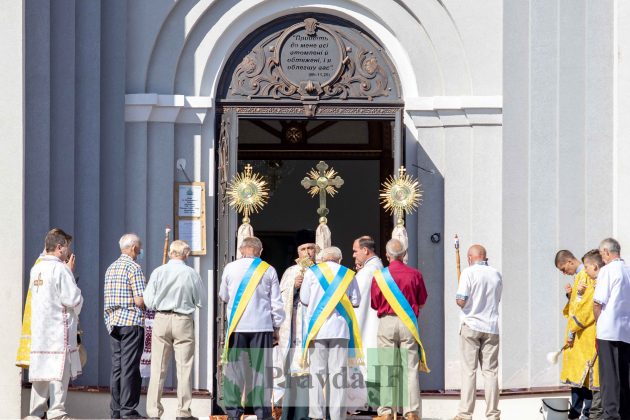 Яблучний Спас: Як в Івано-Франківську освячують фруктові кошики ФОТОРЕПОРТАЖ