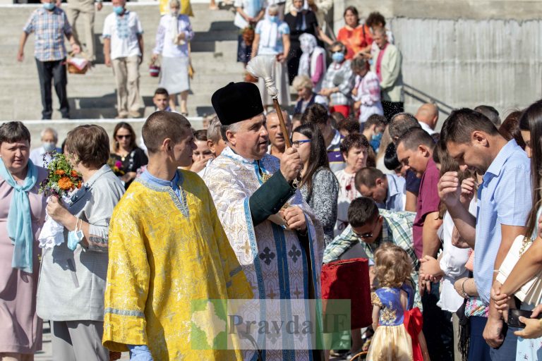 Яблучний Спас: Як в Івано-Франківську освячують фруктові кошики ФОТОРЕПОРТАЖ