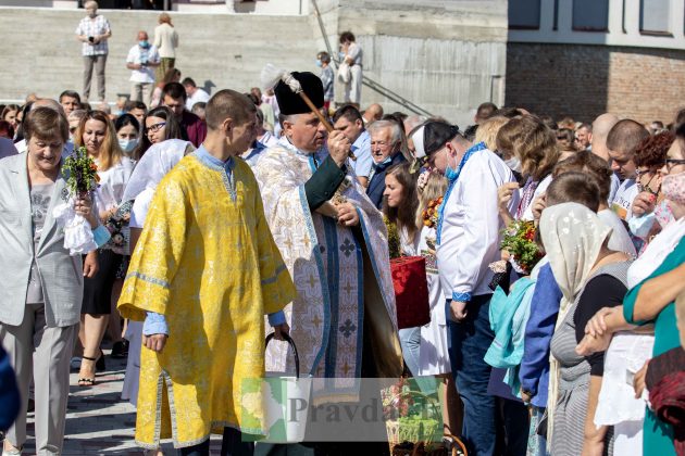 Яблучний Спас: Як в Івано-Франківську освячують фруктові кошики ФОТОРЕПОРТАЖ