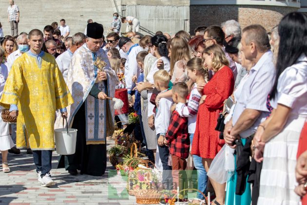 Яблучний Спас: Як в Івано-Франківську освячують фруктові кошики ФОТОРЕПОРТАЖ