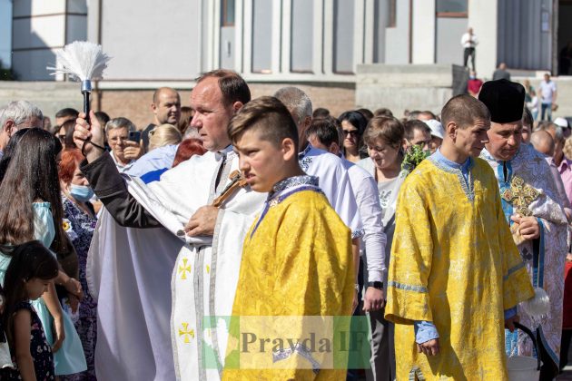 Яблучний Спас: Як в Івано-Франківську освячують фруктові кошики ФОТОРЕПОРТАЖ