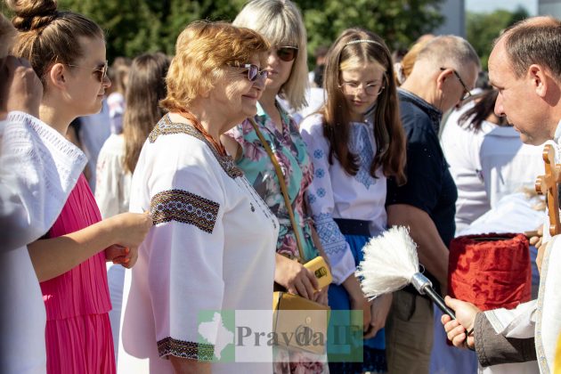 Яблучний Спас: Як в Івано-Франківську освячують фруктові кошики ФОТОРЕПОРТАЖ