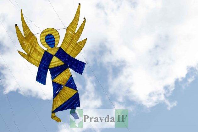 "Ангели": У Франківську перед фасадом ратуші створили релігійну інсталяцію ФОТО