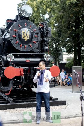 У Івано-Франківську урочисто відкрили відреставрований старовинний паровоз ФОТО
