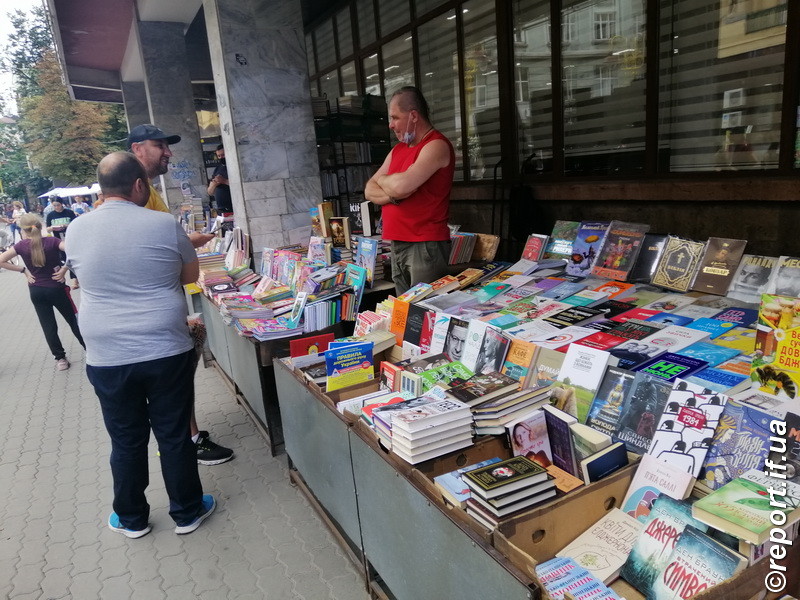 Книги більше не купують. То як книгарні Прикарпаття виживають у кризу