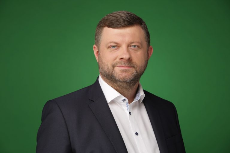 Як монобільшість народу «служить»: Олександр Корнієнко і його «баба робоча, як корабельна сосна»