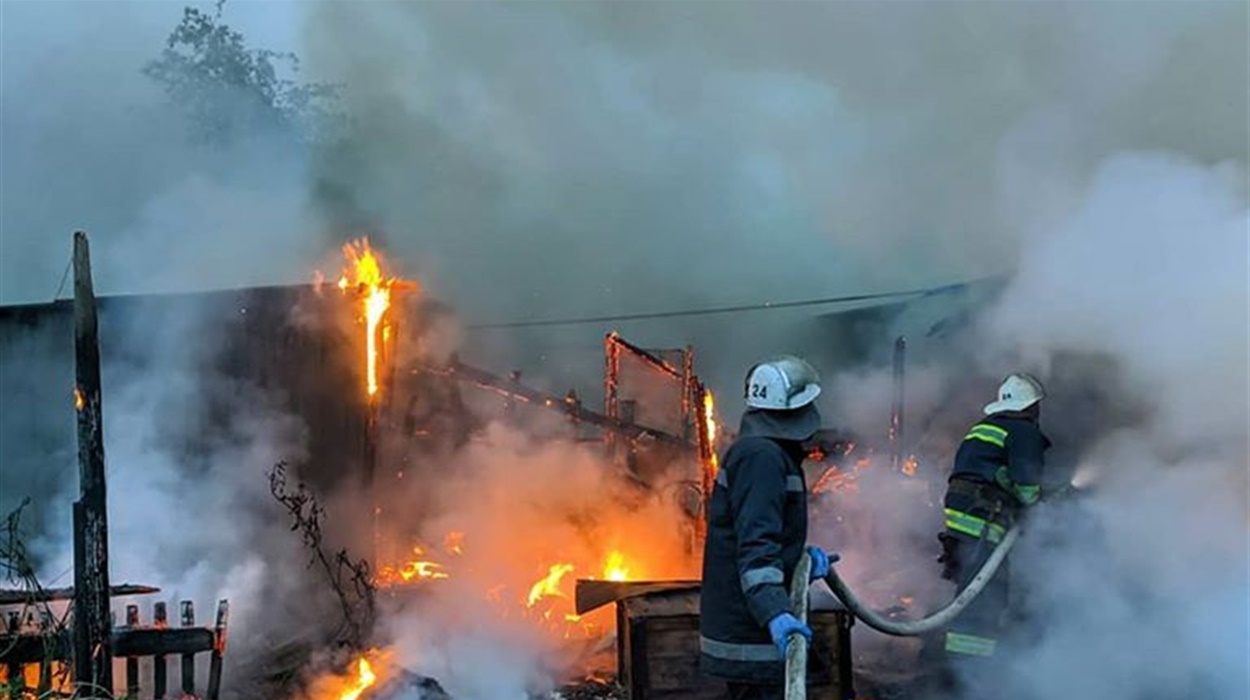 Горіли адмінбудівля, житловий будинок та кузня: минулої доби на Прикарпаття було доволі "гаряче"