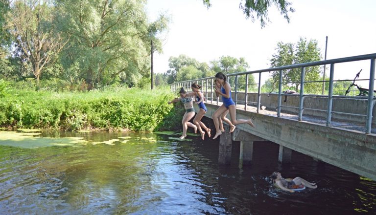 У Коломиї рятувальники не допустили підлітків до купання в небезпечному місці