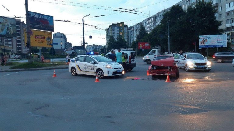 Водій "Рено" поїхав на червоне: у поліції розповіли деталі вечірньої автотрощі у Франківську ФОТО