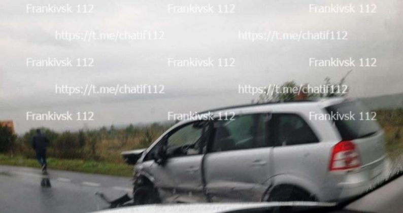 Авто вдрузки: у жахливій автотрощі на Коломийщині травмувалися двоє людей ФОТО