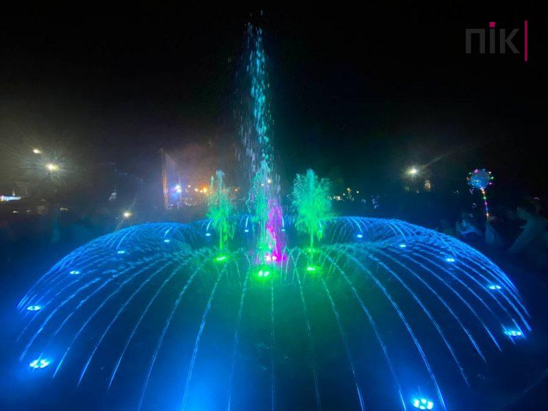 Кольоровий водограй ще й з музикою: у центрі Городенки відкрили новий фонтан ФОТО та ВІДЕО