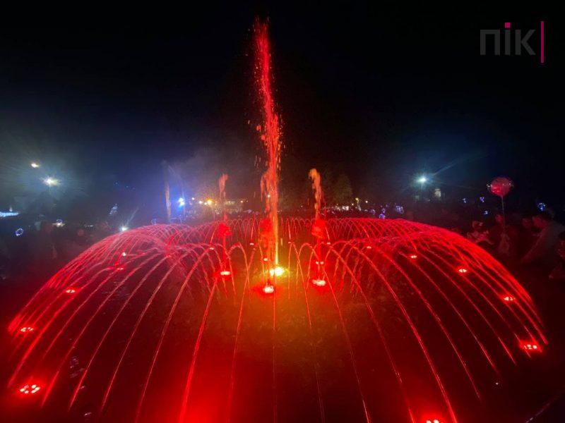 Кольоровий водограй ще й з музикою: у центрі Городенки відкрили новий фонтан ФОТО та ВІДЕО