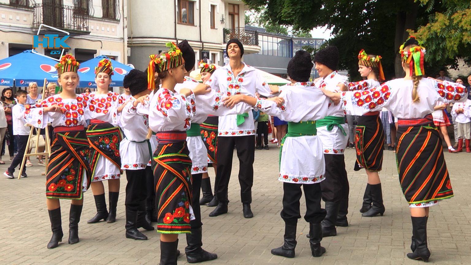 Прикарпатські художники зображали народний танець у русі ВІДЕО