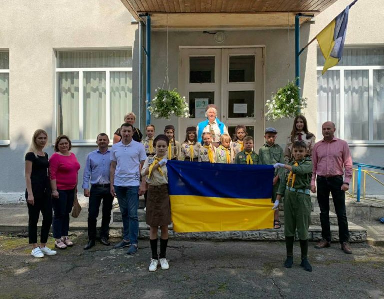 Кутський ліцей отримав у подарунок прапор від оперативного командування «Захід» ФОТО