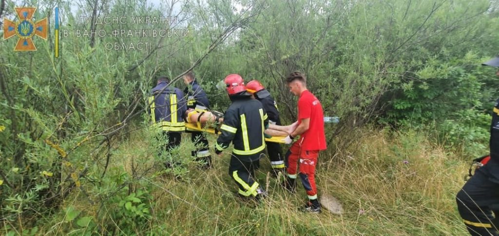 На Прикарпатті біля річки виявили чоловіка без свідомості
