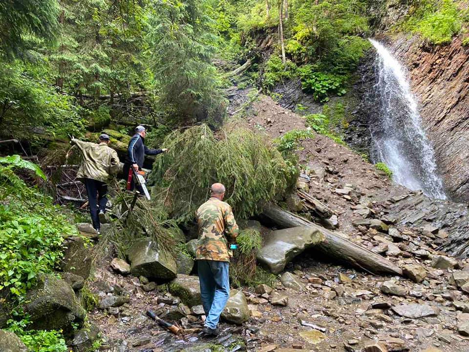 На Франківщині провели благоустрій довкола знаменитого водоспаду Гук