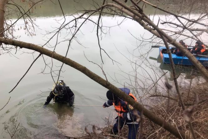 На Дністрі тривають пошуки рибалки, який випав з човна та зник