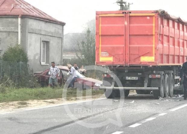 Стали відомими подробиці вчорашньої ДТП на околиці Рогатина, де зіткнулися легковик і фура