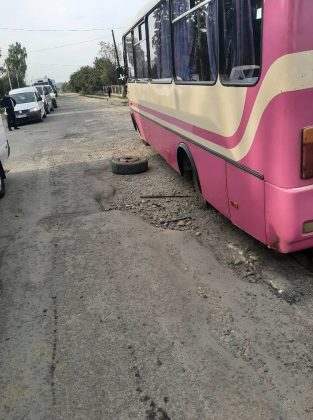 Через жахливий стан дорожнього покриття, автобусові із дітьми, який їхав через Болехів, відірвало задні колеса ФОТО
