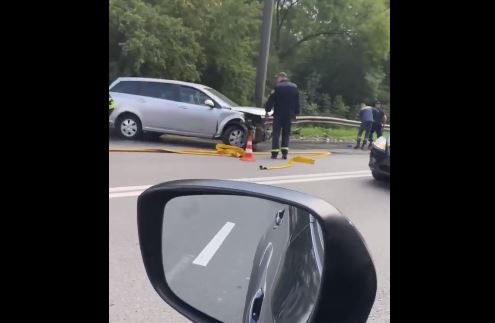 На виїзді з Франківська автомобіль на швидкості влетів у відбійник - від удару його розвернуло у зворотній бік