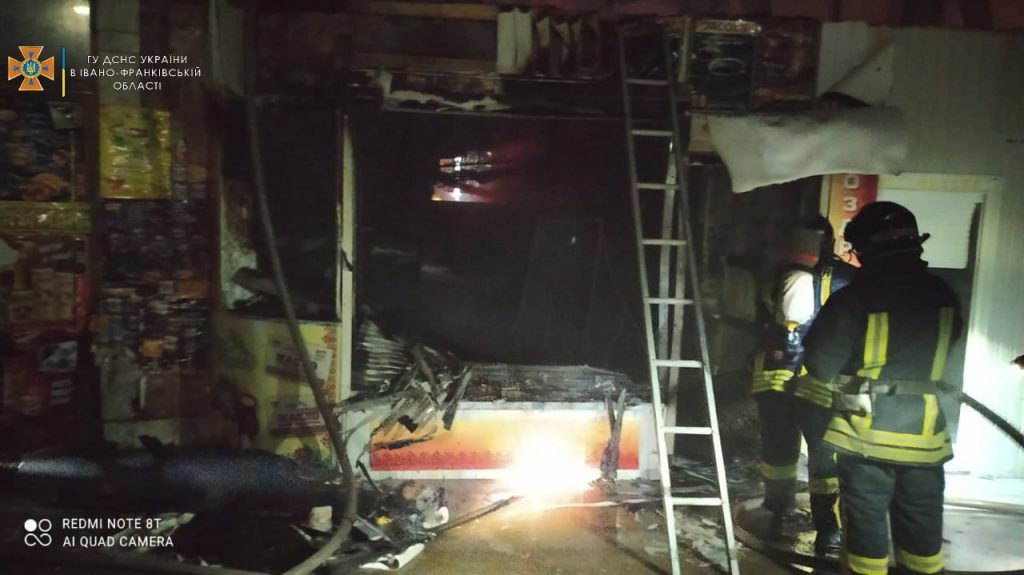 В мережі з'явилися фото із місця нічної пожежі на франківському ринку ФОТО
