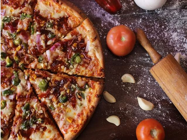 Доставка піци від знаменитого ресторану Monopizza в Франківську