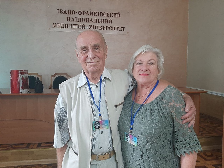 випускники