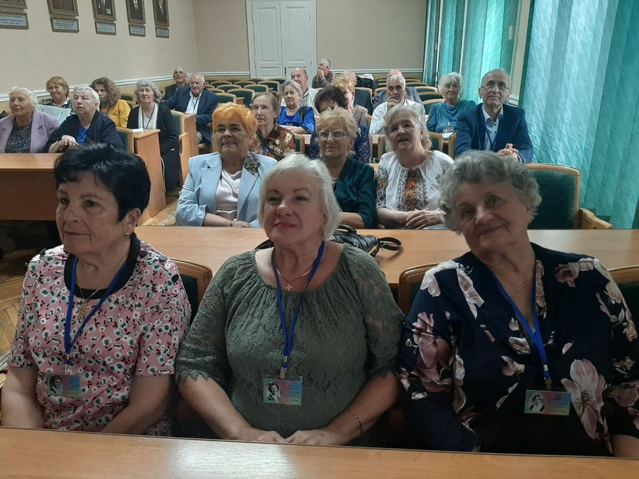 випускники