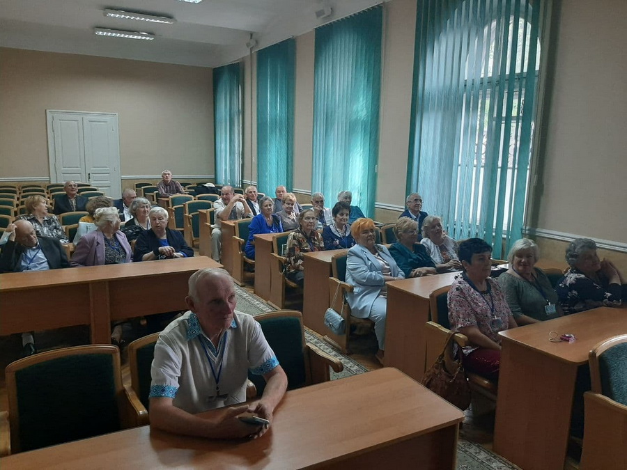 випускники