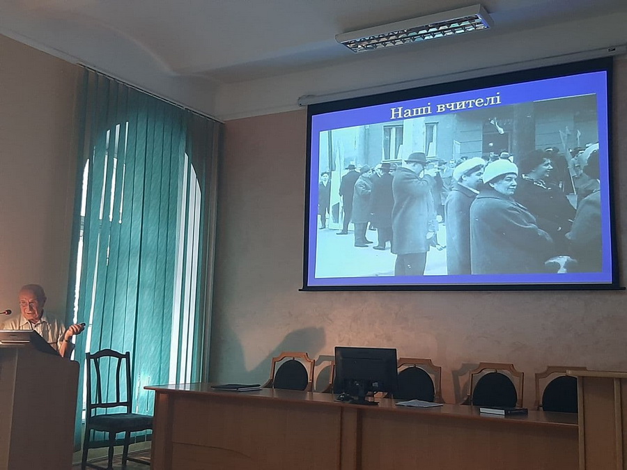 випускники