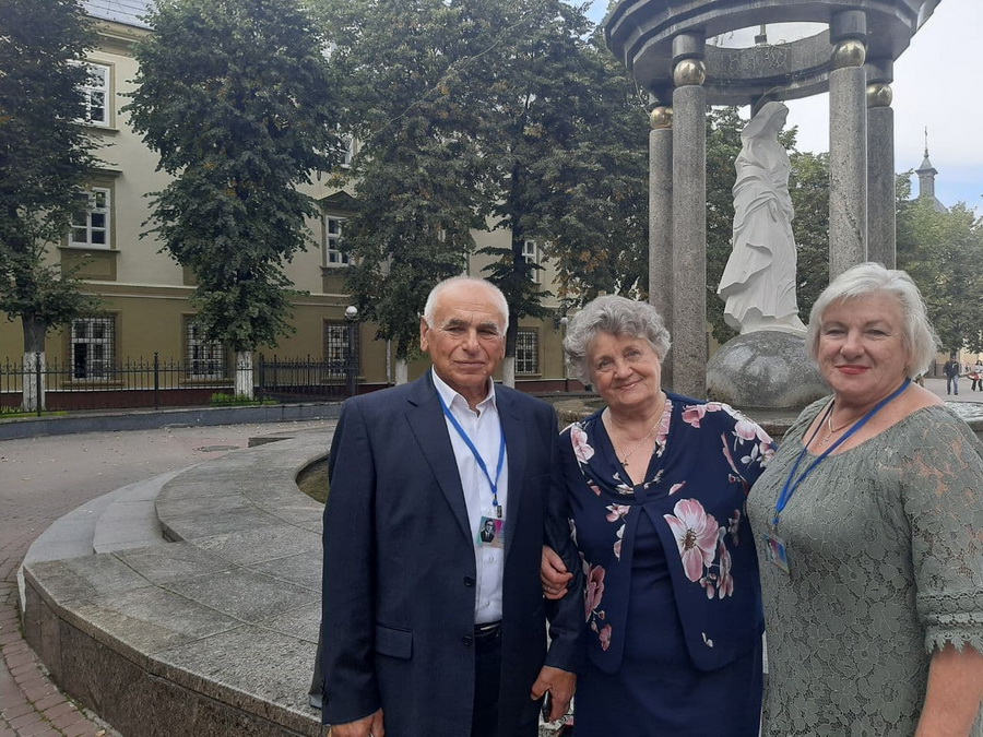 випускники