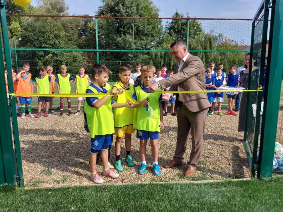 У Рожнятові відкрили новий спортивний майданчик зі штучним покриттям ФОТО