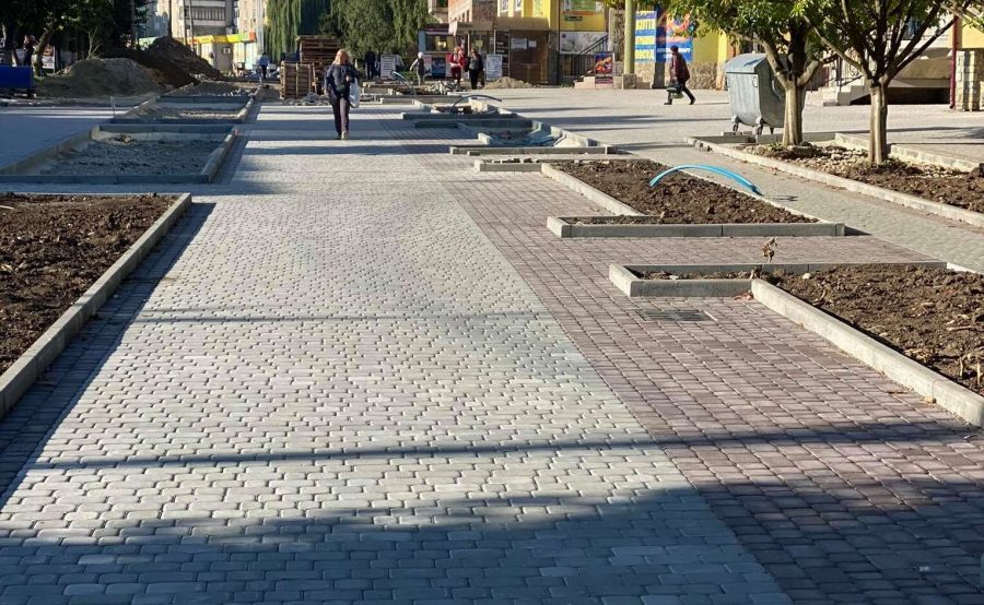 Нові лавочки та освітлення: у Городенці триває реконструкція середмістя ФОТО