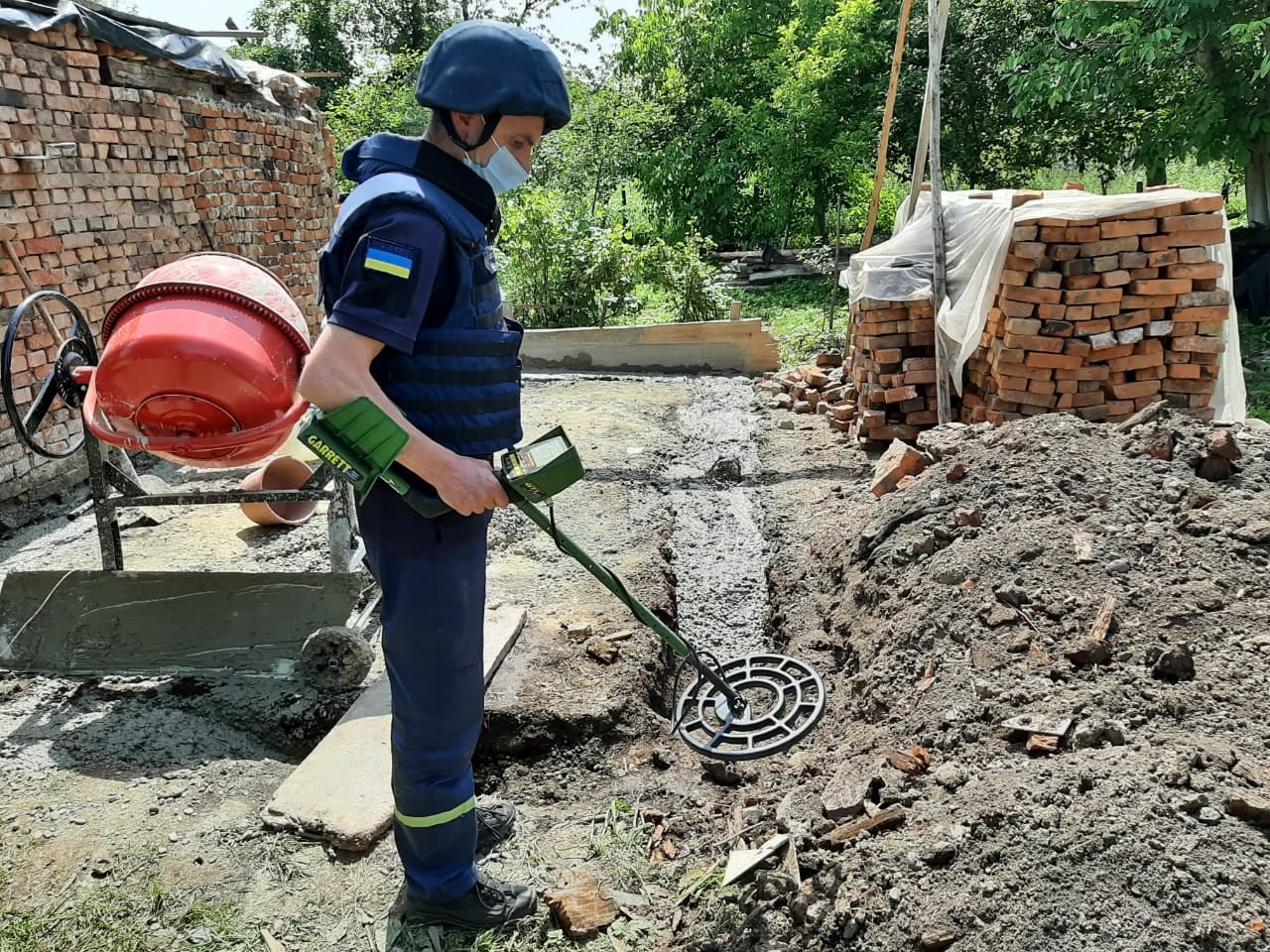 Прикарпатці виявили на власному подвір'ї артснаряд