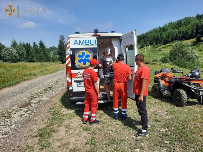 У Карпатах під час збирання грибів чоловіку раптово стало зле – дорогою до лікарні він помер