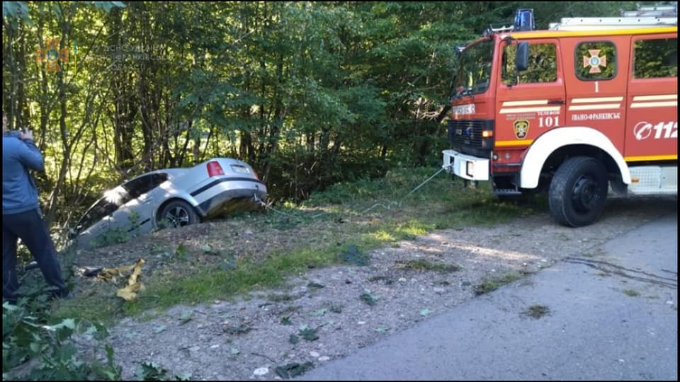 Поблизу Франківська легковик злетів у кювет ФОТО та ВІДЕО