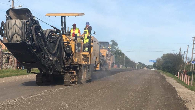 Від Тисмениці до Клубівців розпочали капітальний ремонт дороги без договору з підрядником