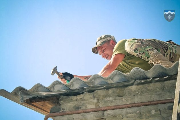 Прикарпатські "едельвейси" полагодили дах будинку літньої жінки на Сході ФОТО