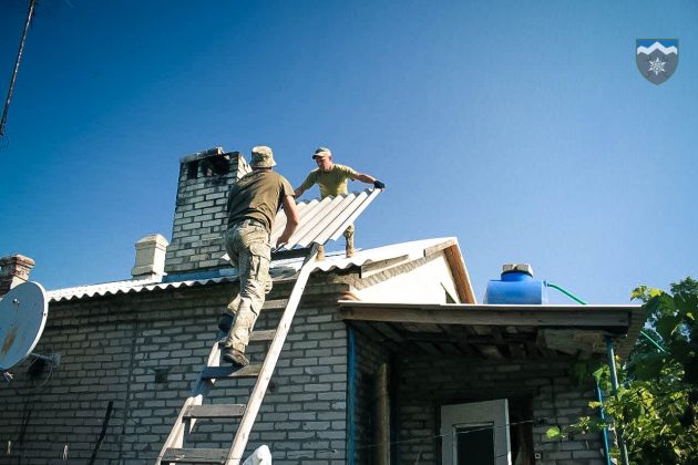 Прикарпатські "едельвейси" полагодили дах будинку літньої жінки на Сході ФОТО