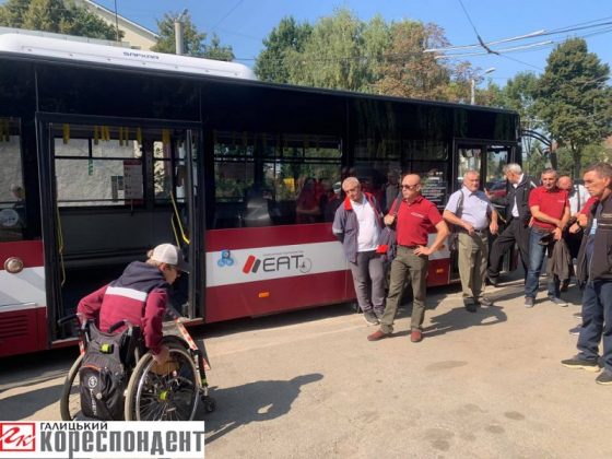 У Франківську водіїв комунального транспорту вчили допомагати людям із інвалідністю ФОТО