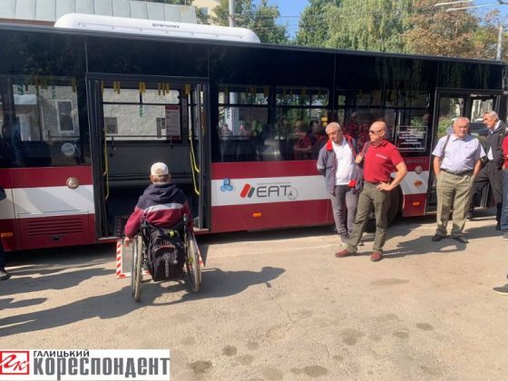 У Франківську водіїв комунального транспорту вчили допомагати людям із інвалідністю ФОТО