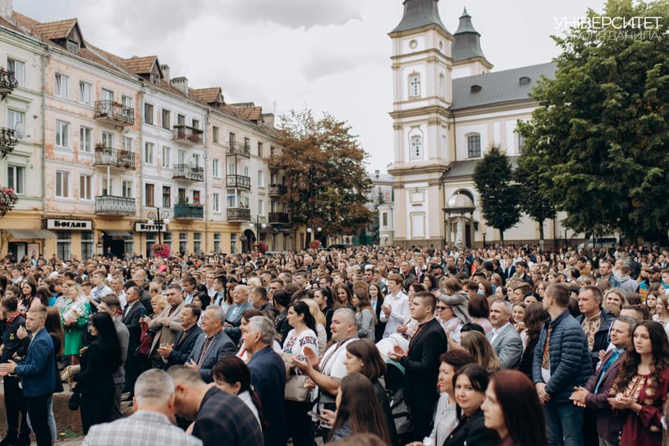 Відкриття навчального року Університет Короля Данила відзначив великим святом у центрі Івано-Франківська ФОТО