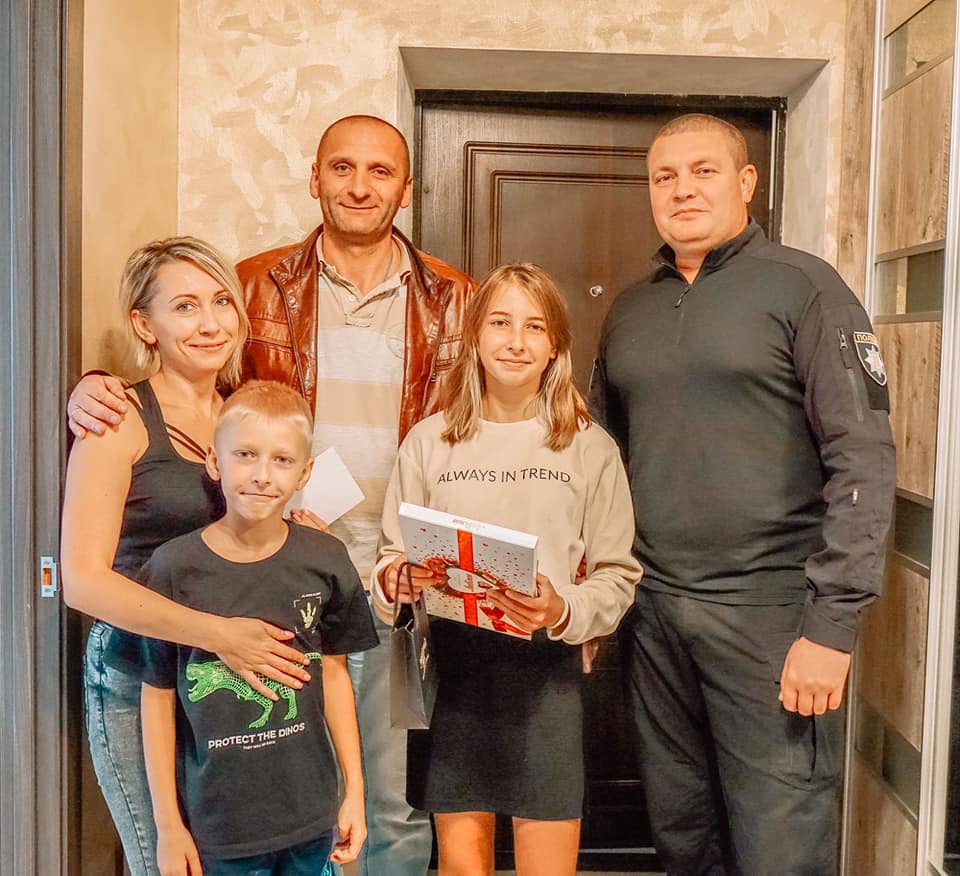 Прикарпатські правоохоронці привітали з Днем народження дочку загиблого колеги