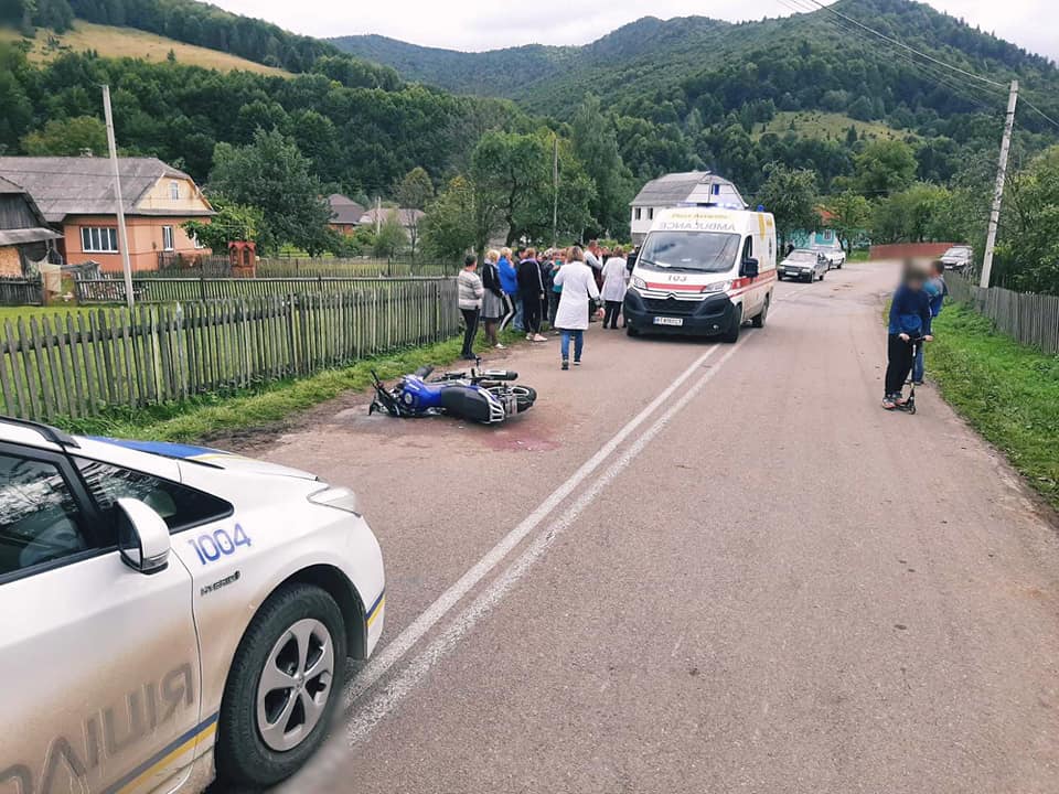 На Прикарпатті 16-річний водій мотоцикла збив двох неповнолітніх дівчат на узбіччі ФОТО