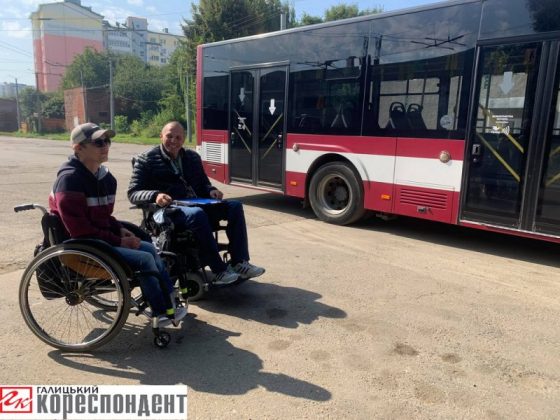 У Франківську водіїв комунального транспорту вчили допомагати людям із інвалідністю ФОТО