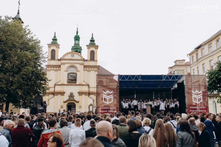 Відкриття навчального року Університет Короля Данила відзначив великим святом у центрі Івано-Франківська ФОТО