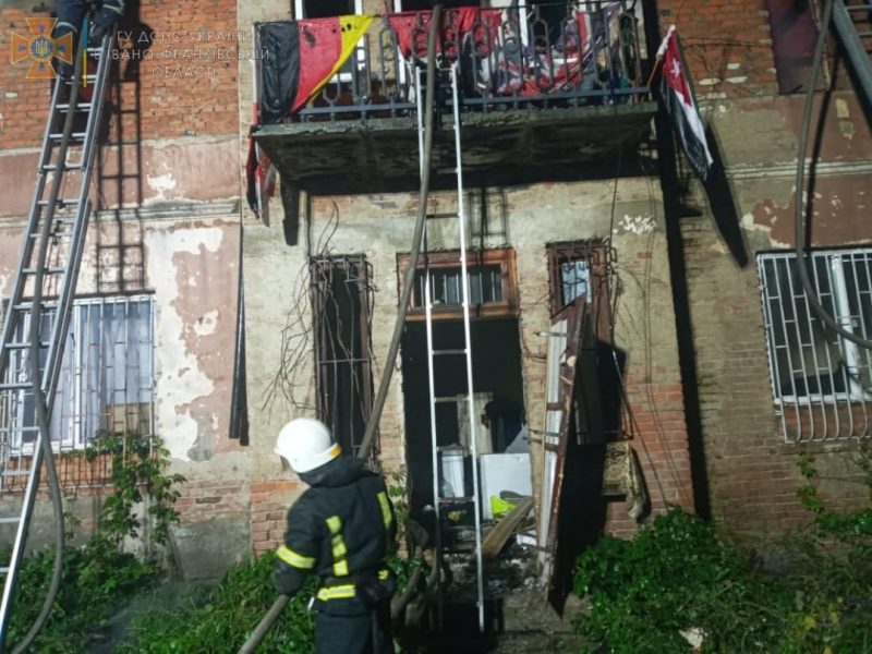 Удосвіта на Прикарпатті спалахнув триповерховий будинок ФОТО