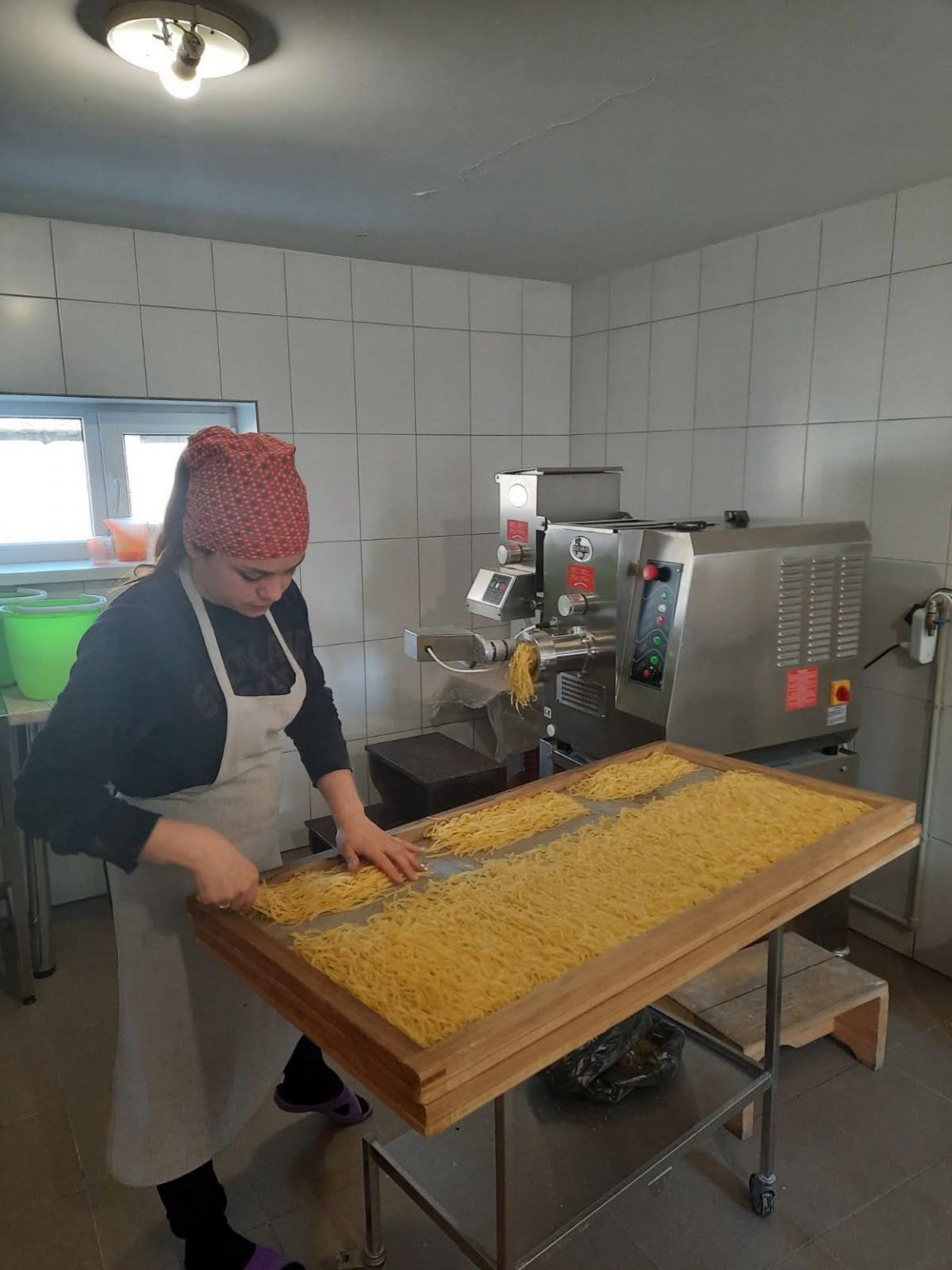 На Прикарпатті монахині виготовляють смачні макарони, аби допомагати людям ФОТО